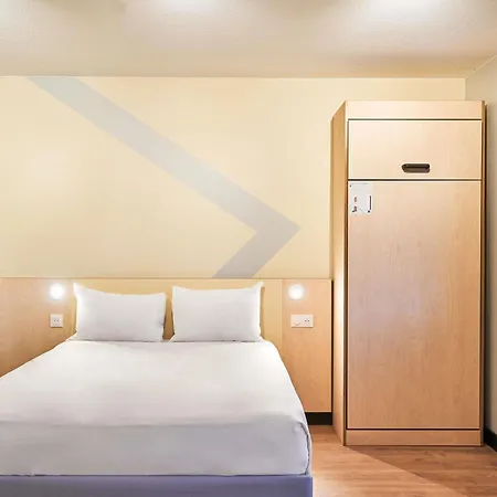 Ibis Budget Les Moulineaux Paris Ouest Hotel